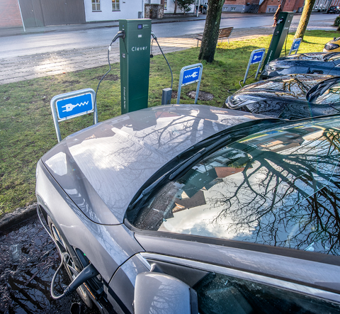 Foto af ladeinfrastruktur til el-biler på parkeringspladsen på Museumspladsen i Esbjerg. 